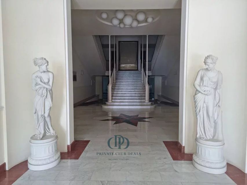 In un contesto altamente signorile e prestigioso, in un edificio in stile liberty — 6