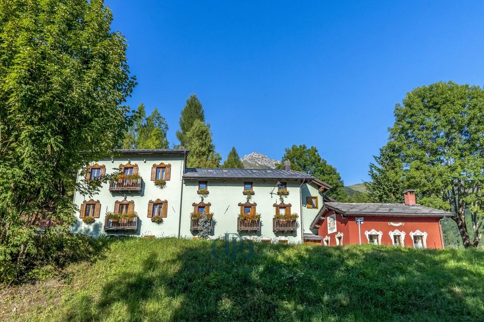 Chalet alpino da sogno a Limone Piemonte: lusso e natura per vacanze tutto l’anno — 1