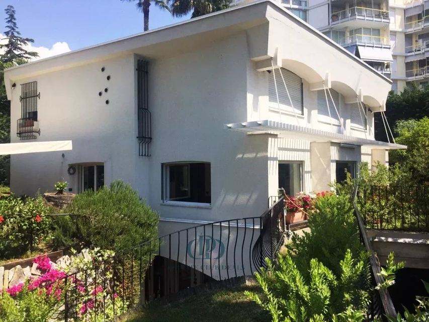 Elegante villa su tre livelli a pochi passi dal mare nel centro pulsante di Sanremo — 2