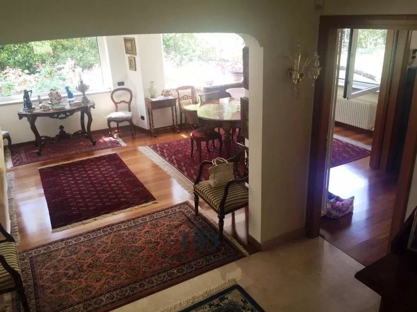 Elegante villa su tre livelli a pochi passi dal mare nel centro pulsante di Sanremo — 11