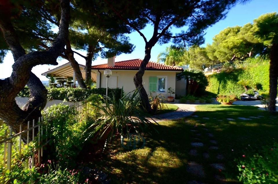 Stunning villa with sea views — 11