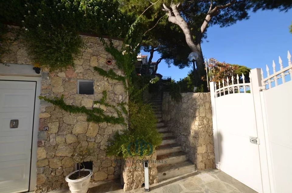 Stunning villa with sea views — 6