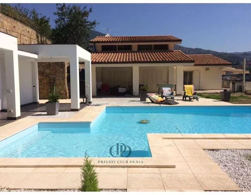 A 350 sqm villa spread over 3 levels, featuring a pool and stunning sea views — 5