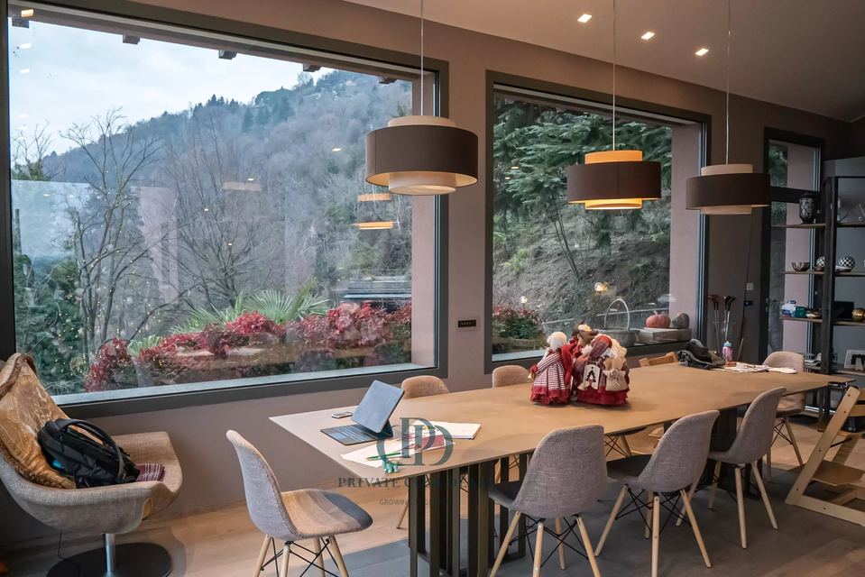 Elegant Renovated Villa with Pool and Panoramic Views Just Minutes from Como — 1