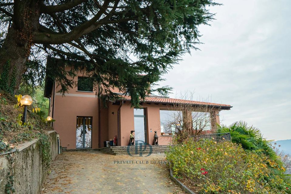 Elegant Renovated Villa with Pool and Panoramic Views Just Minutes from Como — 2