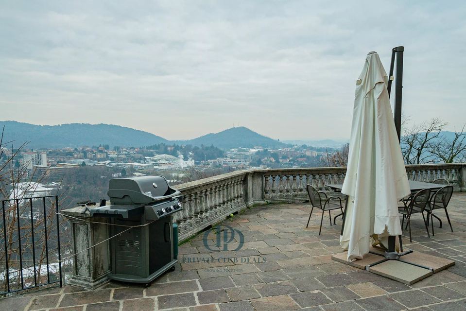 Elegant Renovated Villa with Pool and Panoramic Views Just Minutes from Como — 11