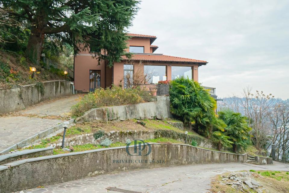 Elegant Renovated Villa with Pool and Panoramic Views Just Minutes from Como — 4