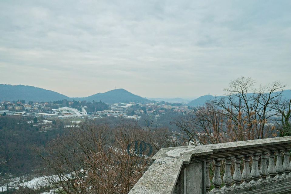 Elegant Renovated Villa with Pool and Panoramic Views Just Minutes from Como — 5