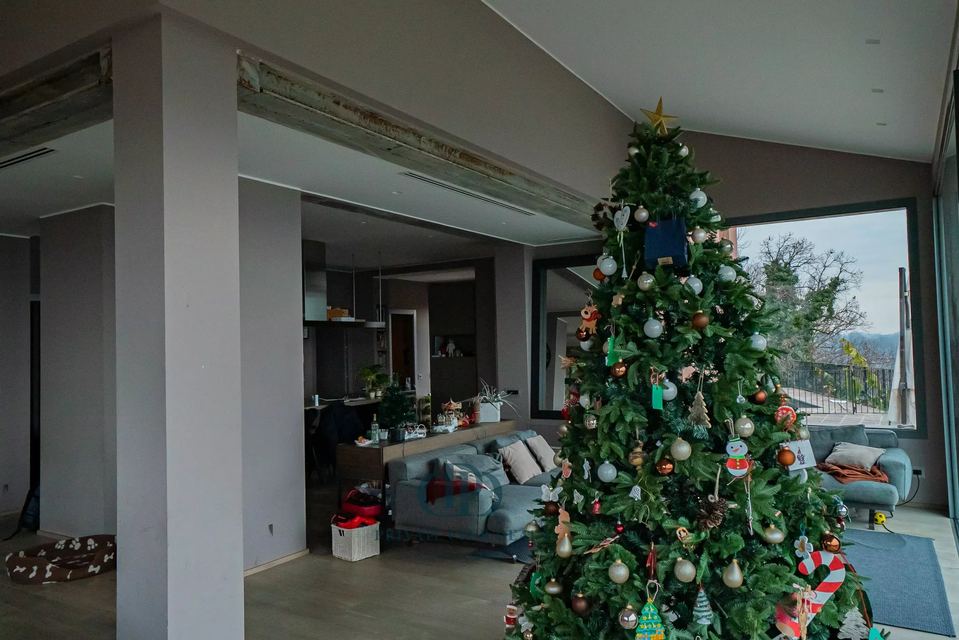 Elegant Renovated Villa with Pool and Panoramic Views Just Minutes from Como — 6