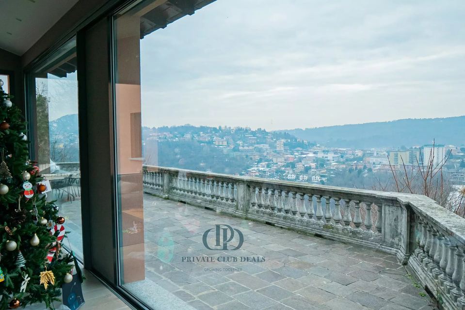 Elegant Renovated Villa with Pool and Panoramic Views Just Minutes from Como — 9
