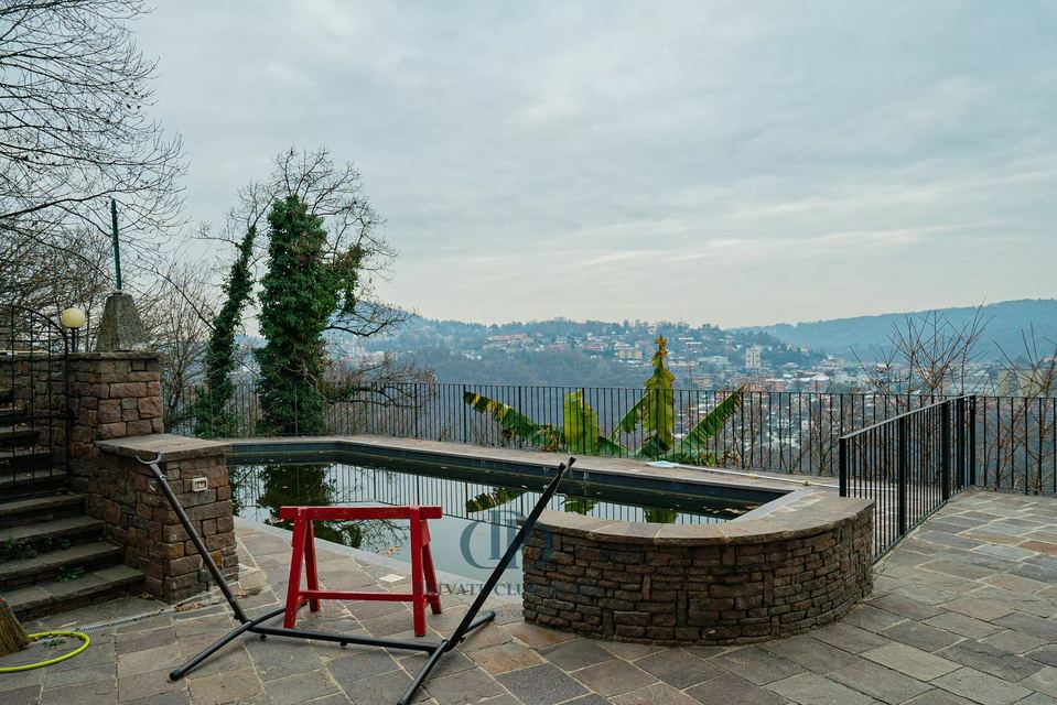Elegant Renovated Villa with Pool and Panoramic Views Just Minutes from Como — 10