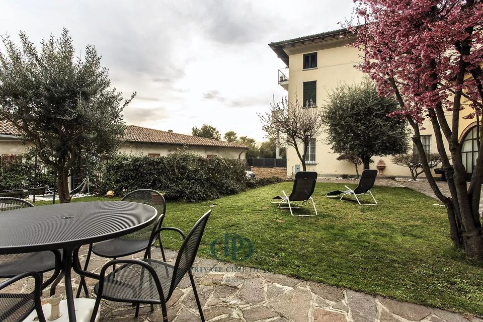 Appartamento con garage e spazio verde privato — 1