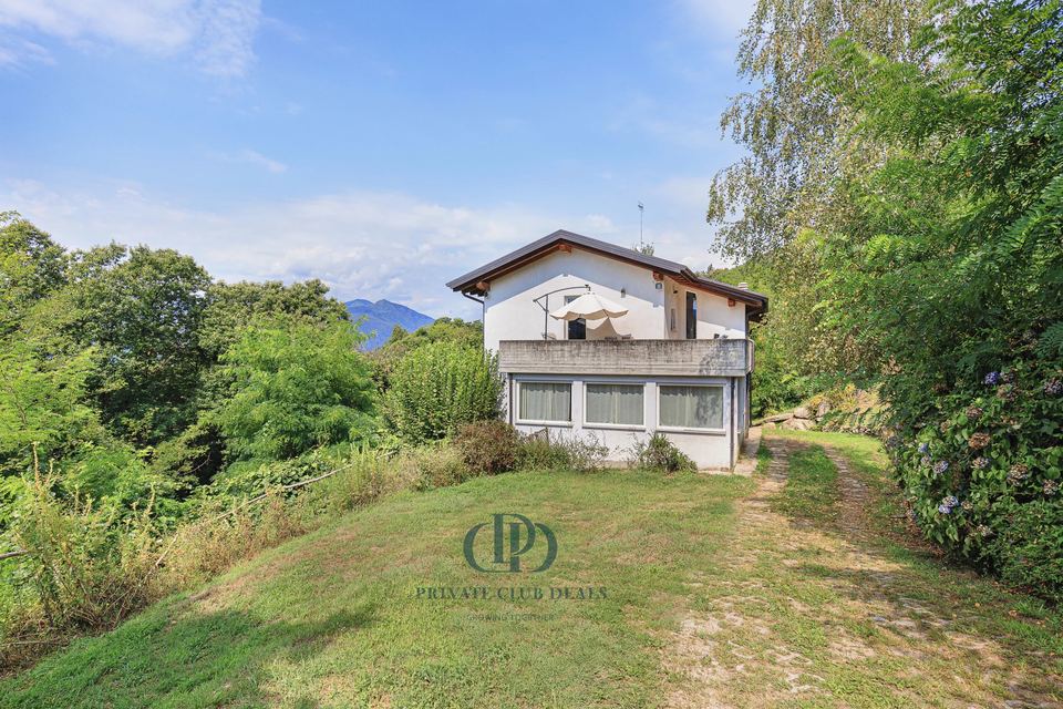 Splendida proprietà immersa nel verde con vista sul lago — 1