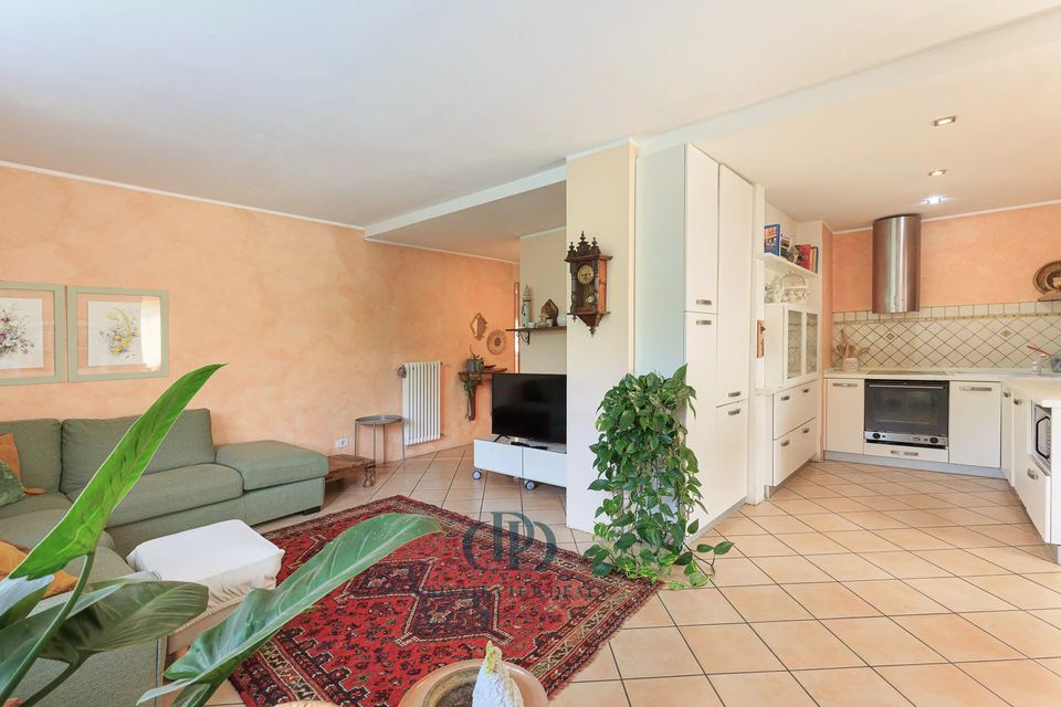 Splendida proprietà immersa nel verde con vista sul lago — 12