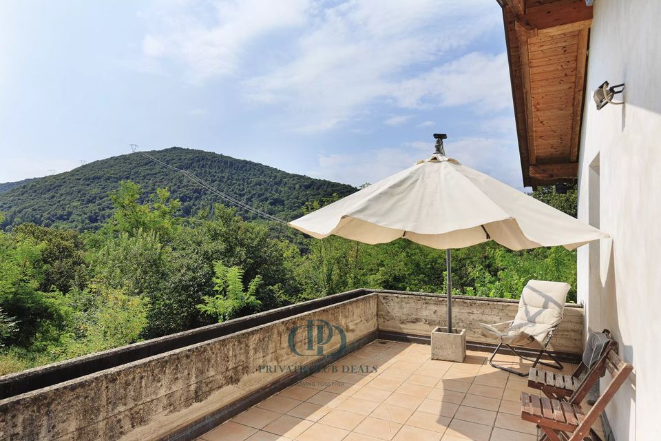 Splendida proprietà immersa nel verde con vista sul lago — 4