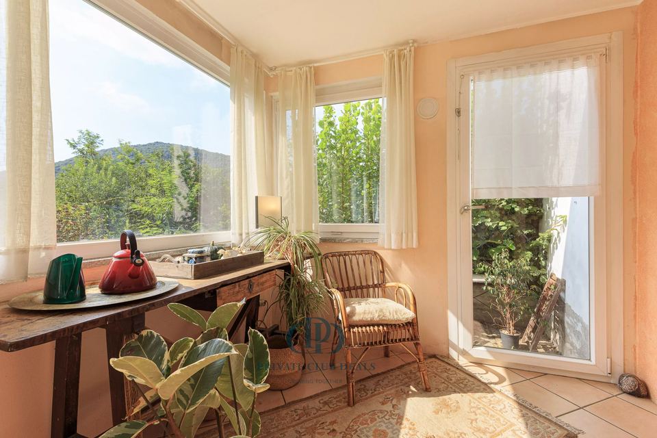 Splendida proprietà immersa nel verde con vista sul lago — 5