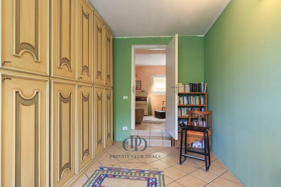 Splendida proprietà immersa nel verde con vista sul lago — 7