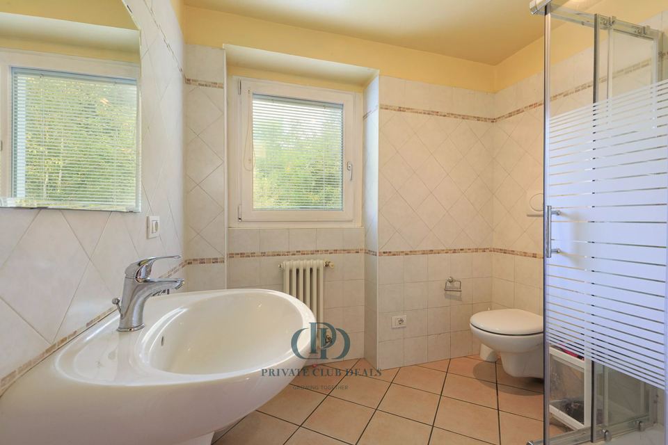Splendida proprietà immersa nel verde con vista sul lago — 10