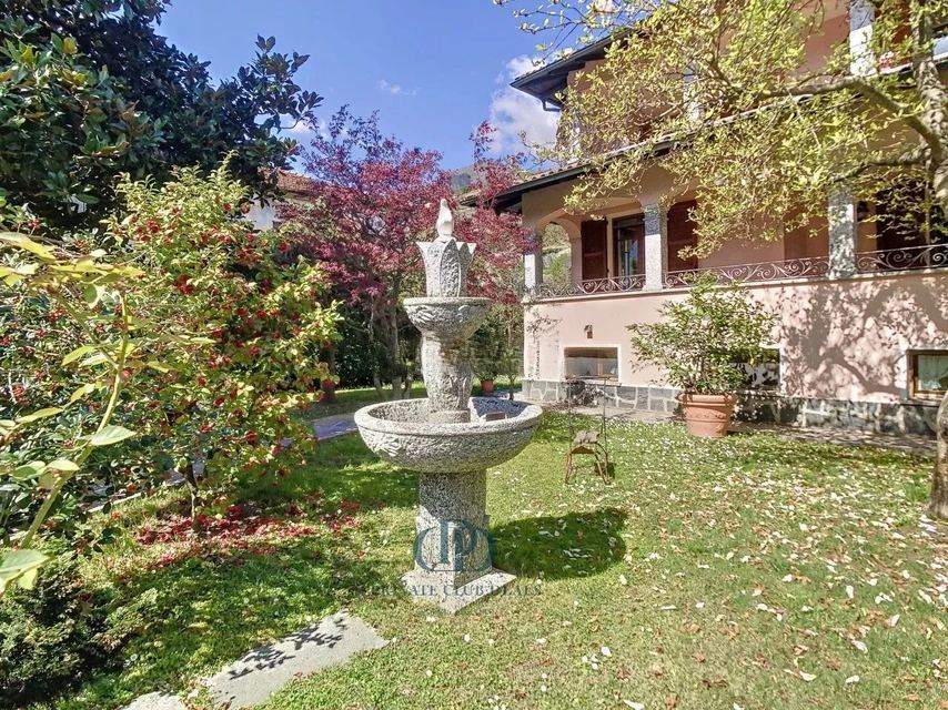 Stunning detached villa — 1