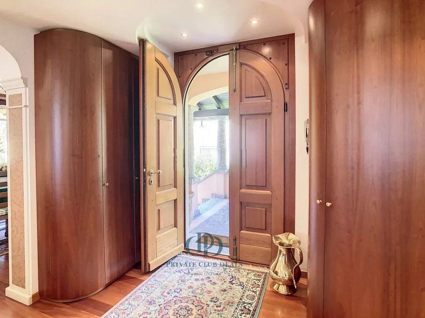 Stunning detached villa — 10