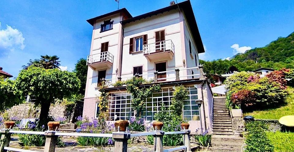 Large villa with a 3000 sqm garden — 1