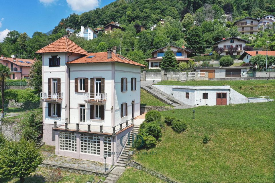 Large villa with a 3000 sqm garden — 4