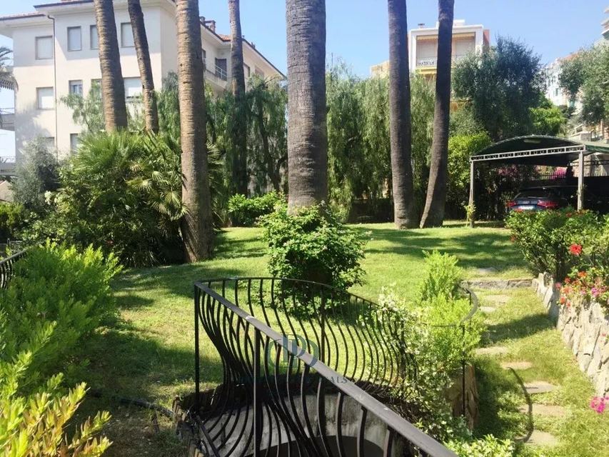 Villa su 3 livelli si trova solo 50 mt dal mare in centro di Sanremo. — 2