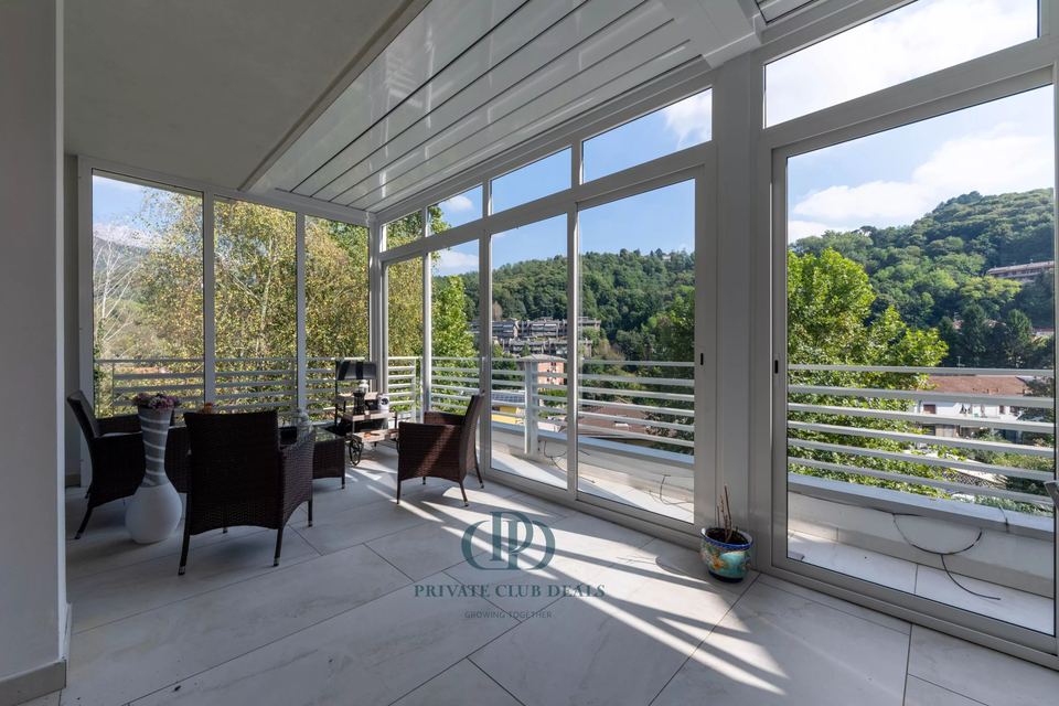 VILLA CON VISTA MOZZAFIATO SULLE COLLINE DI COMO — 1