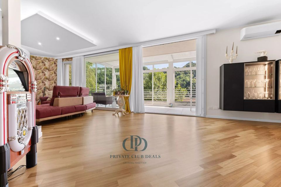 VILLA CON VISTA MOZZAFIATO SULLE COLLINE DI COMO — 10