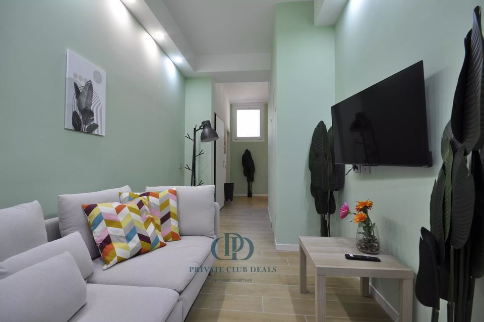 ELEGANTLY RENOVATED  APARTMENT IN THE HEART OF COMO — 2