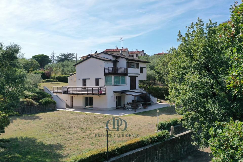 Villa moderna e privata sulle colline toscane — 1