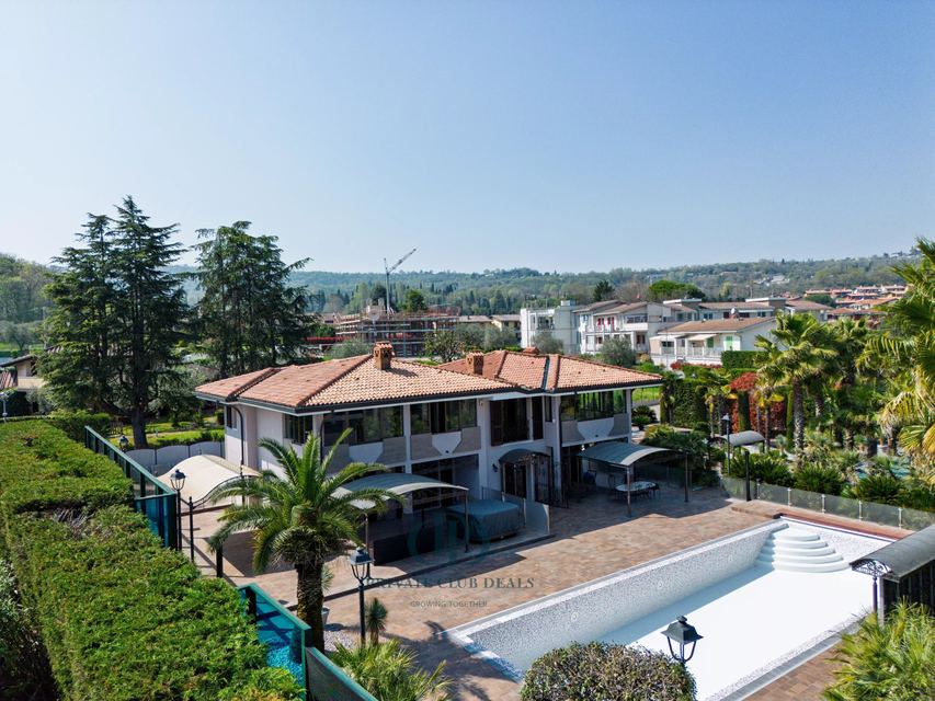 Modern Elegance Surrounded by Nature in Padenghe sul Garda — 1