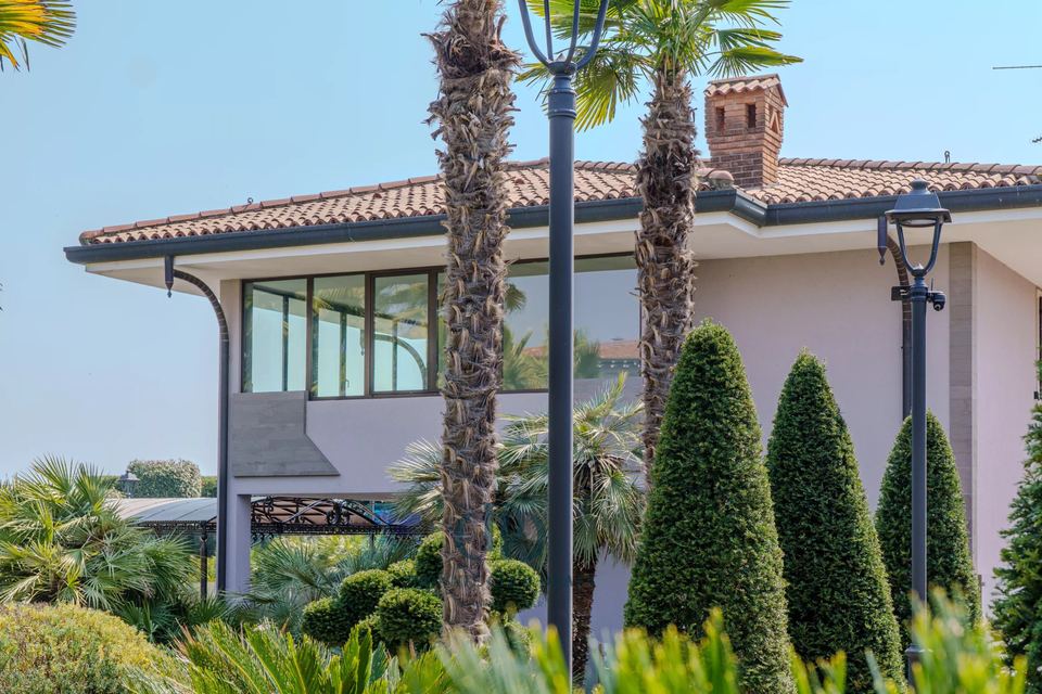 Modern Elegance Surrounded by Nature in Padenghe sul Garda — 2