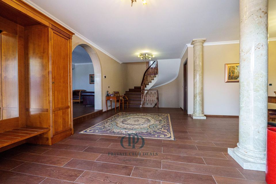 Modern Elegance Surrounded by Nature in Padenghe sul Garda — 3