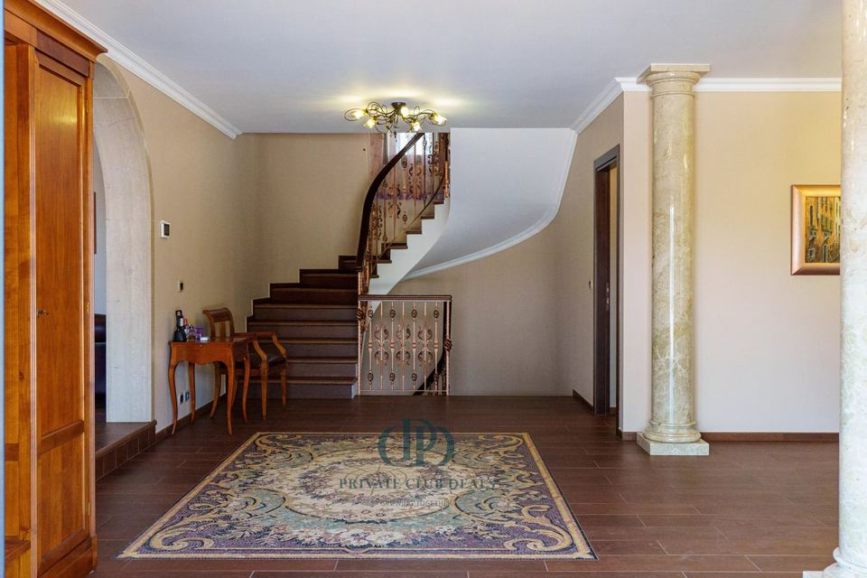 Modern Elegance Surrounded by Nature in Padenghe sul Garda — 4