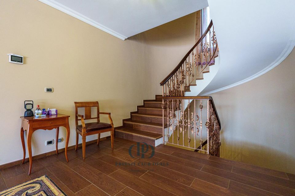 Modern Elegance Surrounded by Nature in Padenghe sul Garda — 5