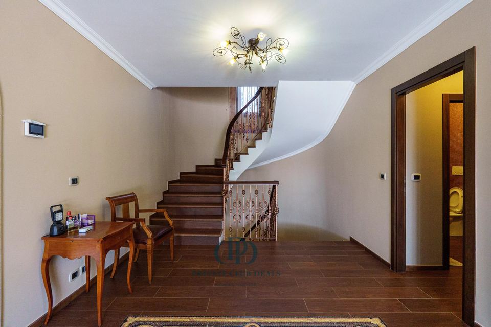 Modern Elegance Surrounded by Nature in Padenghe sul Garda — 6