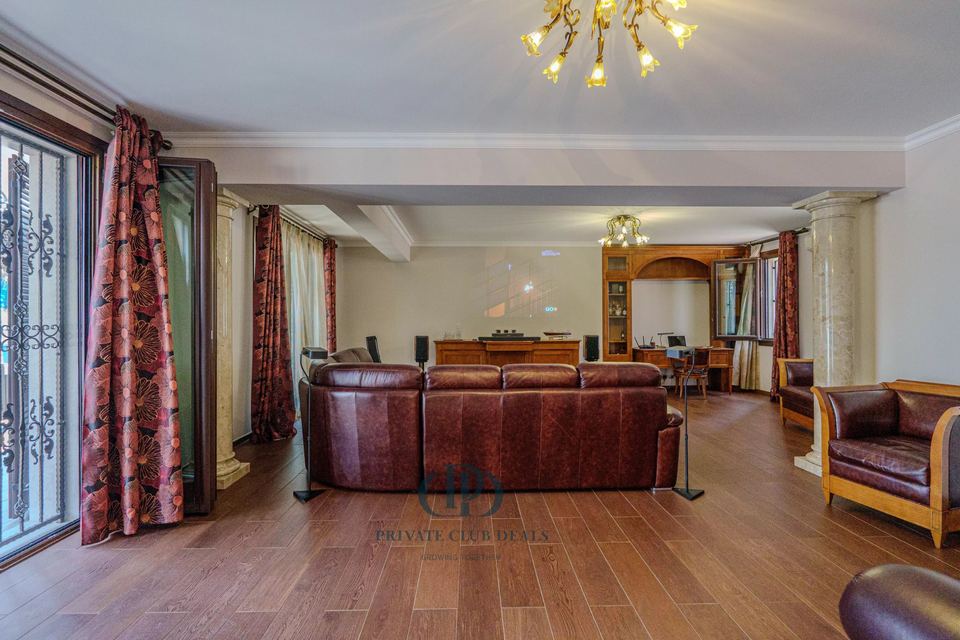 Modern Elegance Surrounded by Nature in Padenghe sul Garda — 8
