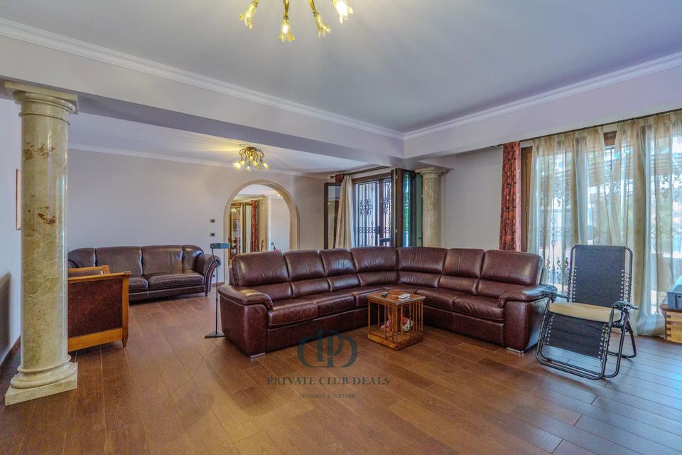 Modern Elegance Surrounded by Nature in Padenghe sul Garda — 9