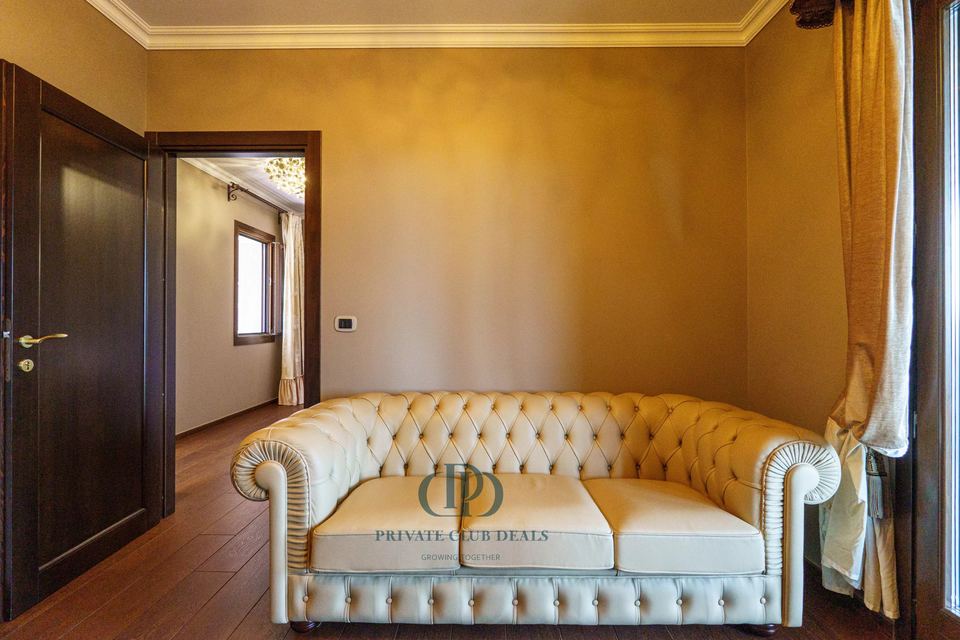 Modern Elegance Surrounded by Nature in Padenghe sul Garda — 10