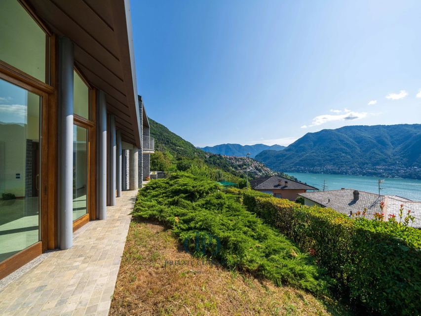 Stunning three-story villa with an indoor pool, garage, and a breathtaking view of Lake Como. — 2