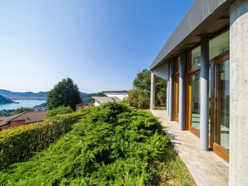 Stunning three-story villa with an indoor pool, garage, and a breathtaking view of Lake Como. — 3