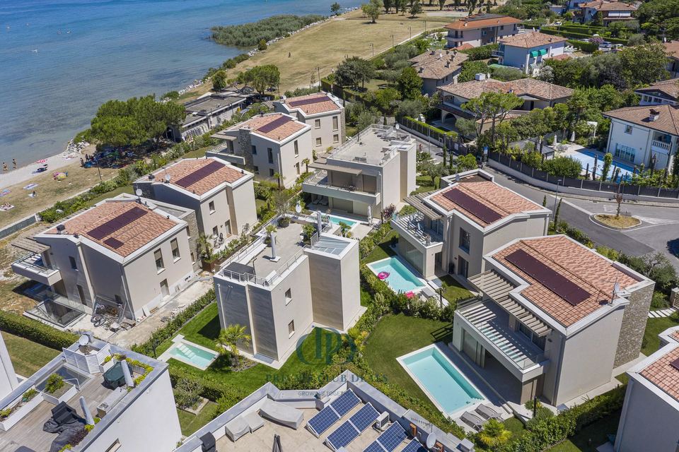 VILLA IN  SIRMIONE — 2