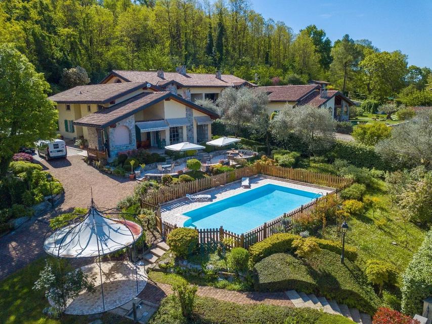 Villa di pregio con piscina e giardino privato — 1