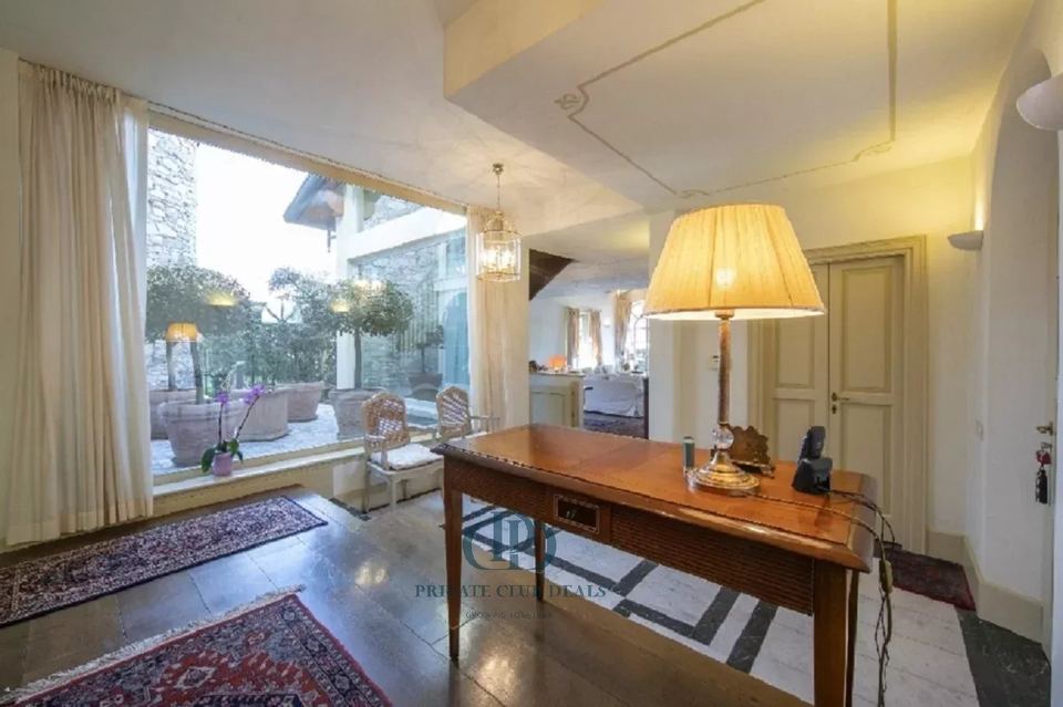 Villa di pregio con piscina e giardino privato — 4