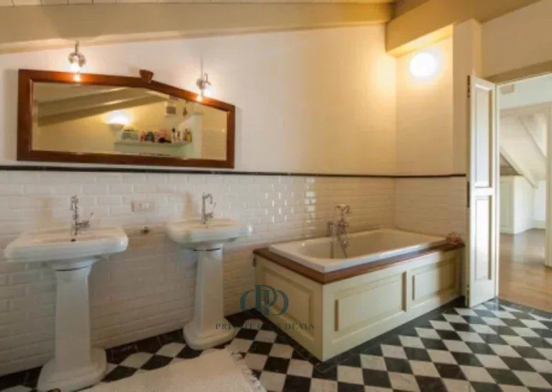 Villa di pregio con piscina e giardino privato — 5