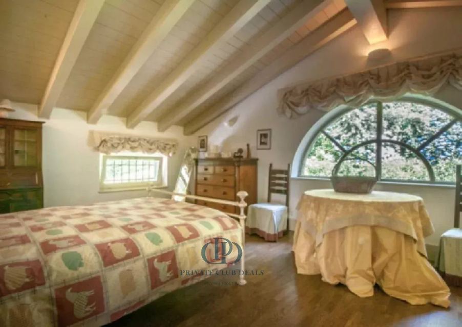 Villa di pregio con piscina e giardino privato — 6