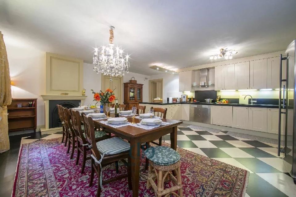 Villa di pregio con piscina e giardino privato — 9