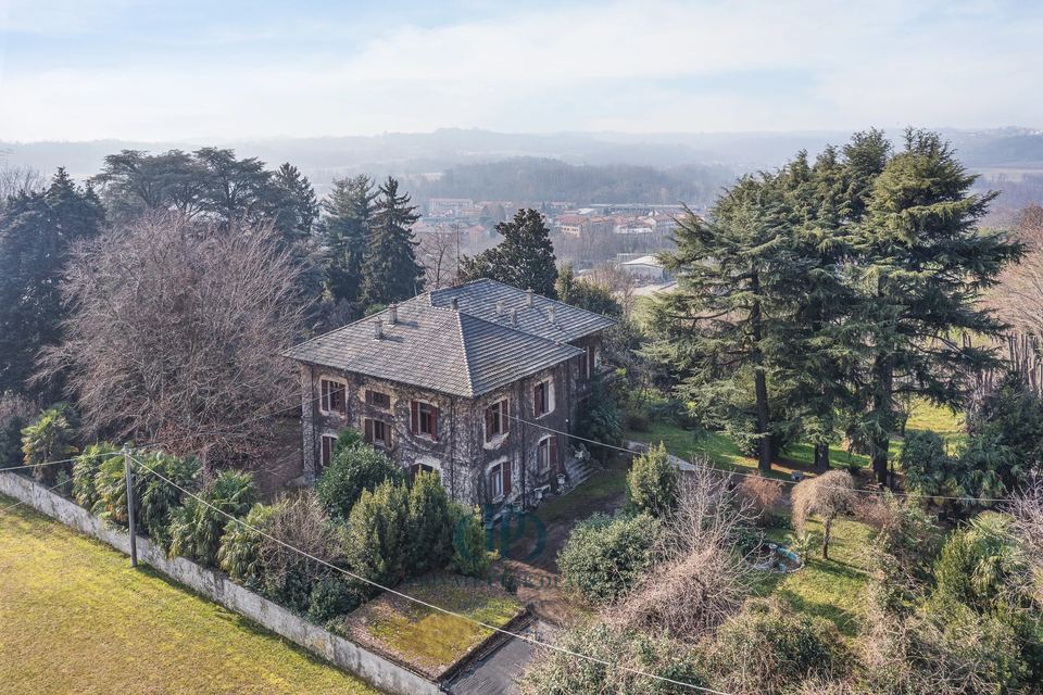 Exclusive Historic Villa Surrounded by a Lush Private Garden — 1