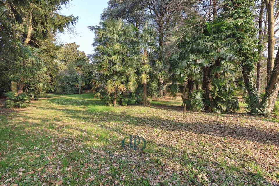 Exclusive Historic Villa Surrounded by a Lush Private Garden — 2